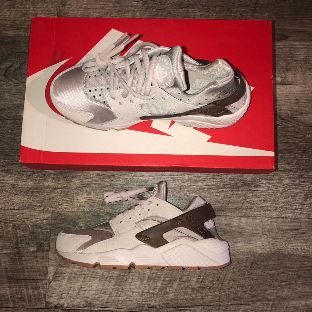 BRAND NEW NIKE new  Huraches